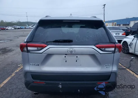 2021 Toyota Rav4 Xle z USA, uszkodzony, nr VIN 2T3P1RFVXMC186748